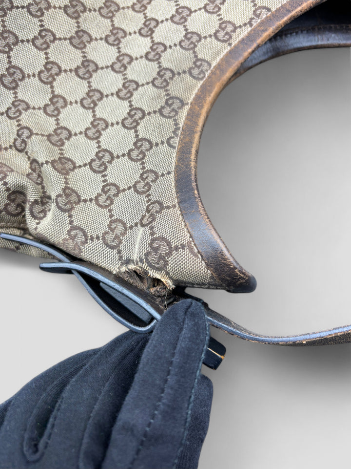 Gucci Hobo Tasche aus Monogramm-Canvas mit Holzapplikationen, eleganten Lederriemen und stilvollem Design