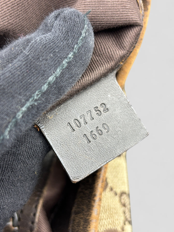 Gucci Hobo Tasche aus Monogramm-Canvas mit Holzapplikationen, eleganten Lederriemen und stilvollem Design