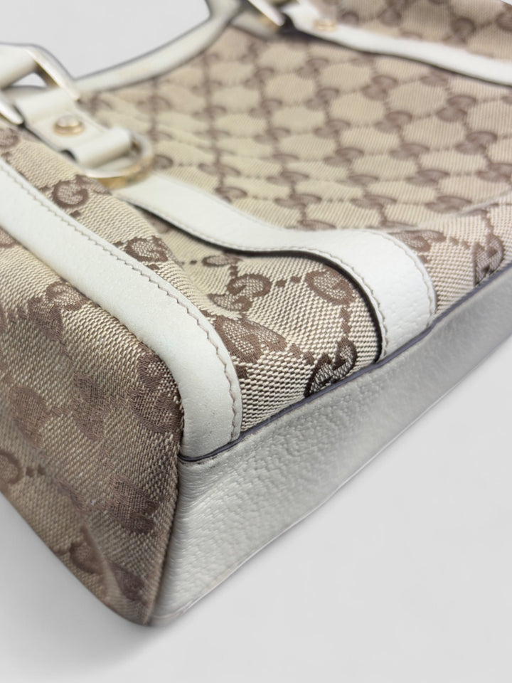 Gucci Schultertasche mit ikonischem Monogramm, weißen Lederdetails und Herzanhänger