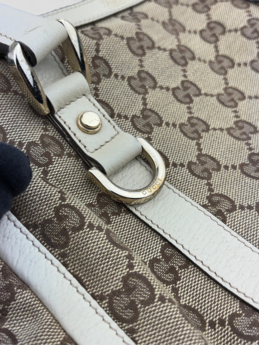 Gucci Schultertasche mit ikonischem Monogramm, weißen Lederdetails und Herzanhänger