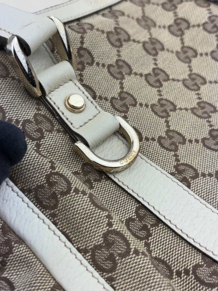 Gucci Schultertasche mit ikonischem Monogramm, weißen Lederdetails und Herzanhänger