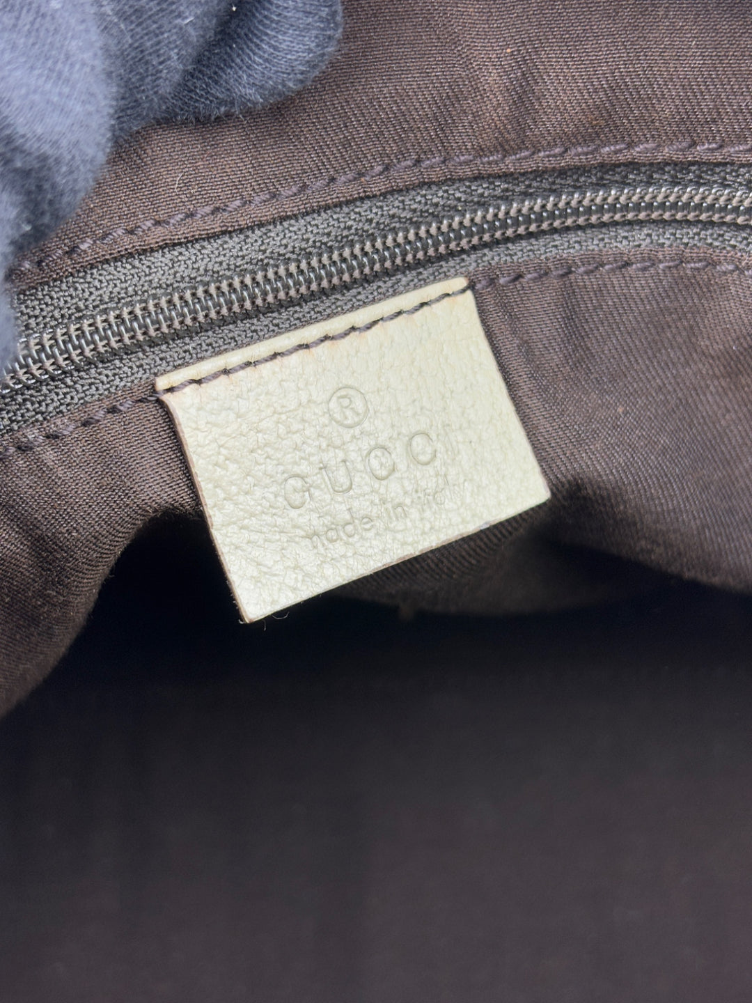 Gucci Schultertasche mit ikonischem Monogramm, weißen Lederdetails und Herzanhänger