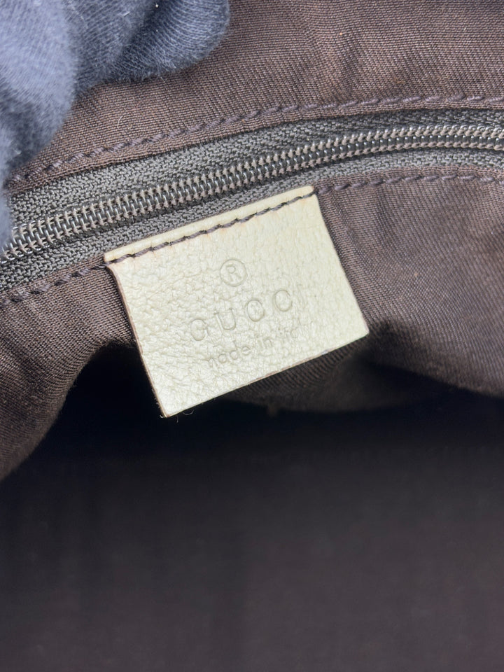 Gucci Schultertasche mit ikonischem Monogramm, weißen Lederdetails und Herzanhänger