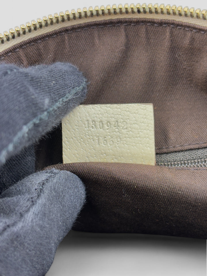 Gucci Schultertasche mit ikonischem Monogramm, weißen Lederdetails und Herzanhänger
