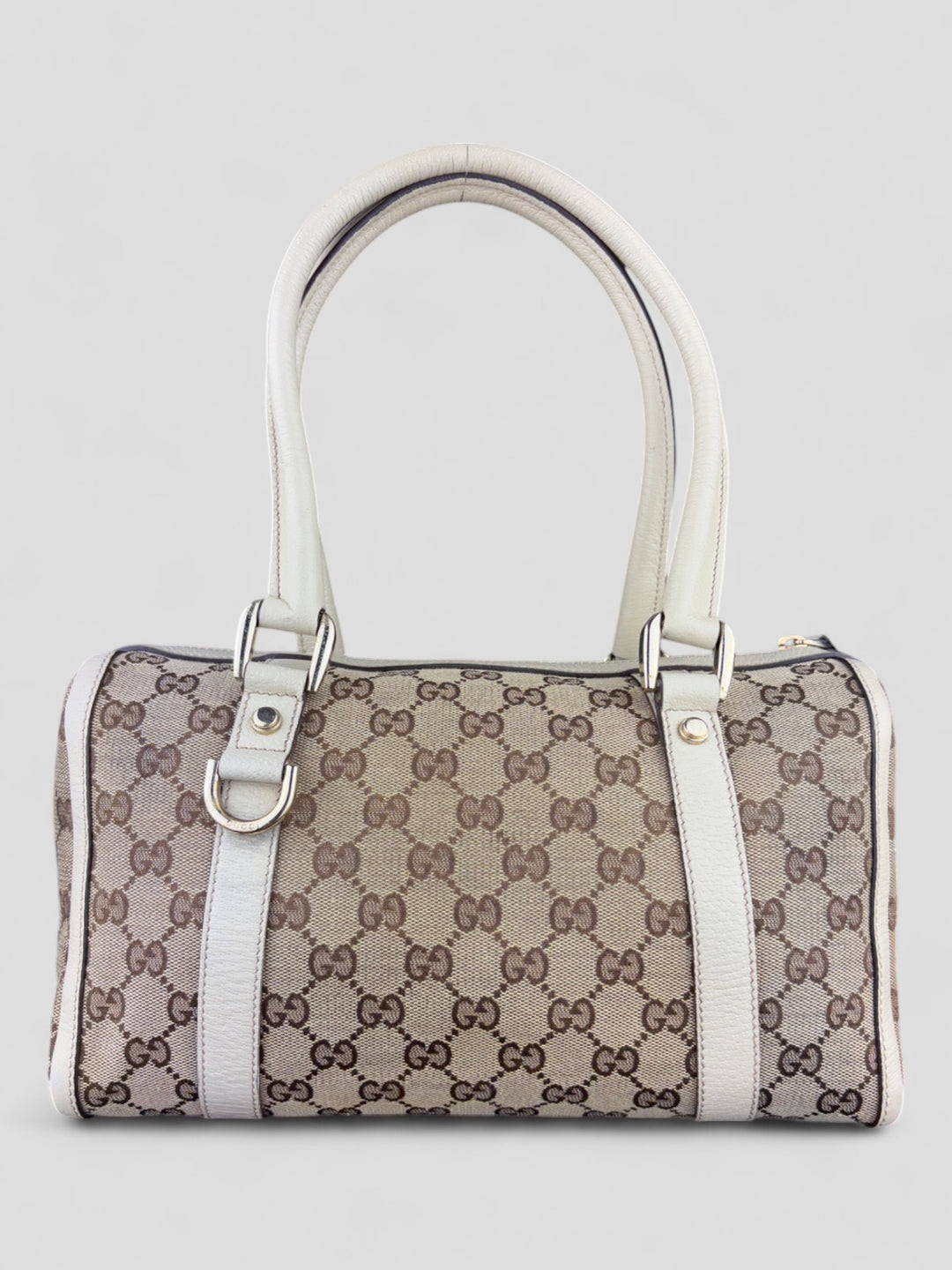 Gucci Schultertasche mit ikonischem Monogramm, weißen Lederdetails und Herzanhänger