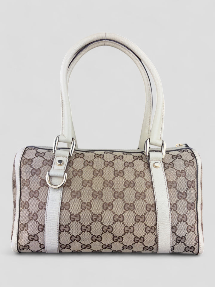 Gucci Schultertasche mit ikonischem Monogramm, weißen Lederdetails und Herzanhänger