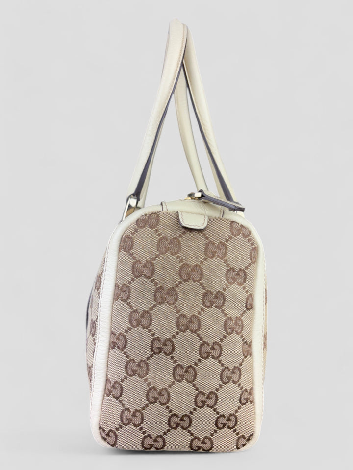 Gucci Schultertasche mit ikonischem Monogramm, weißen Lederdetails und Herzanhänger