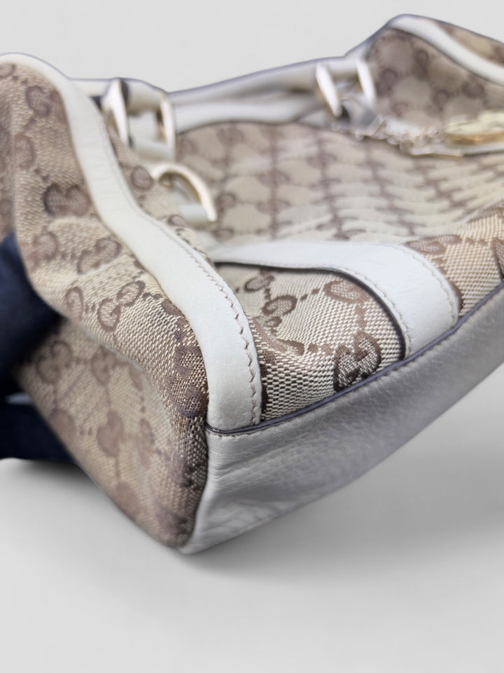Gucci Schultertasche mit ikonischem Monogramm, weißen Lederdetails und Herzanhänger