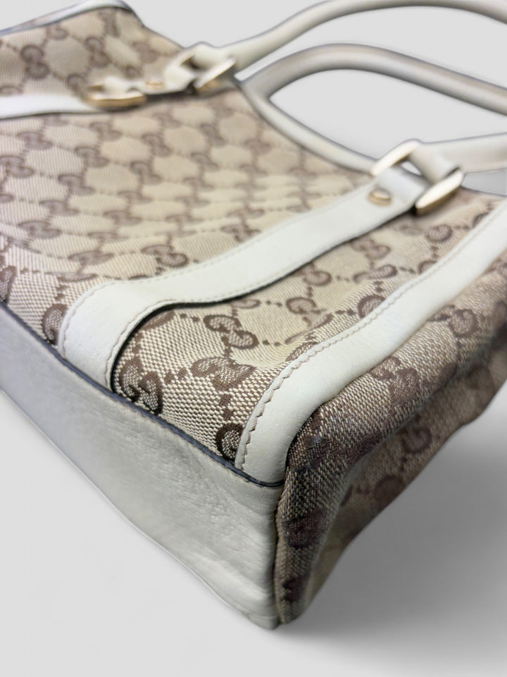 Gucci Schultertasche mit ikonischem Monogramm, weißen Lederdetails und Herzanhänger