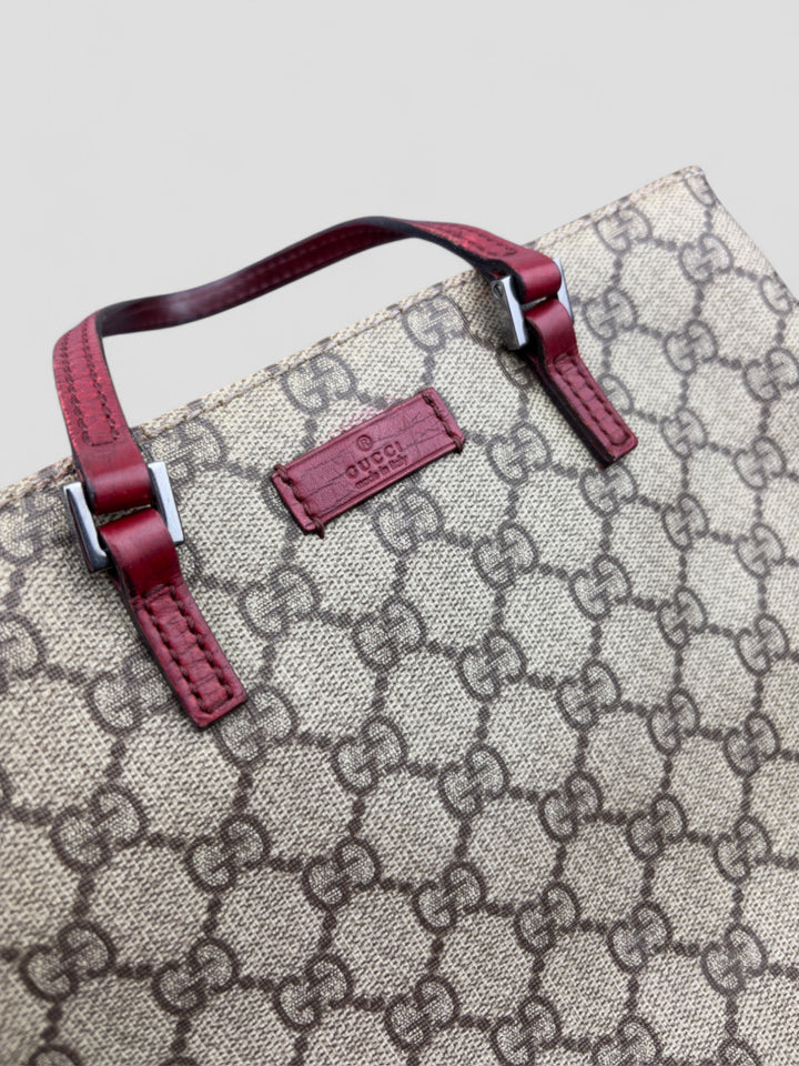Gucci Shopper aus beigem Monogramm-Canvas mit bordeauxroten Lederdetails, Gucci shopper beige-bordeaux