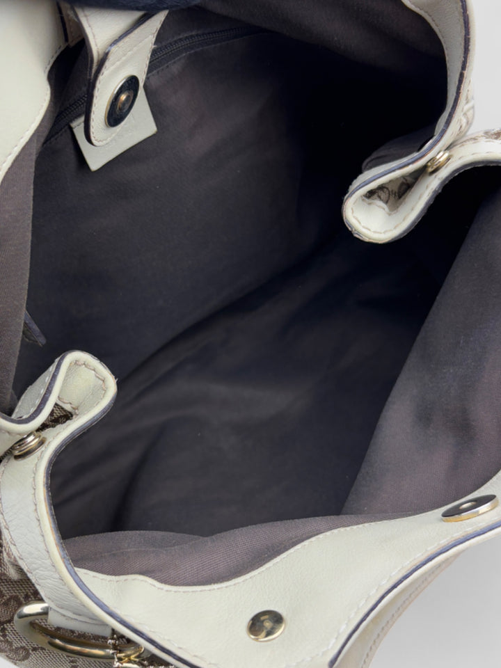 Gucci Sukey Tasche aus cremefarbenem GG-Canvas, ergänzt durch hochwertige Lederdetails und einen abnehmbaren Gucci-Anhänger