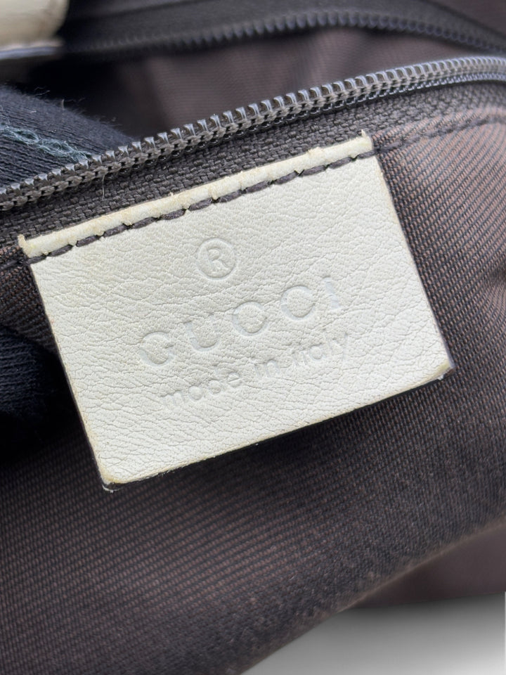Gucci Sukey Tasche aus cremefarbenem GG-Canvas, ergänzt durch hochwertige Lederdetails und einen abnehmbaren Gucci-Anhänger