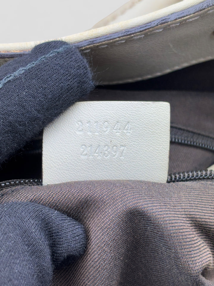 Gucci Sukey Tasche aus cremefarbenem GG-Canvas, ergänzt durch hochwertige Lederdetails und einen abnehmbaren Gucci-Anhänger