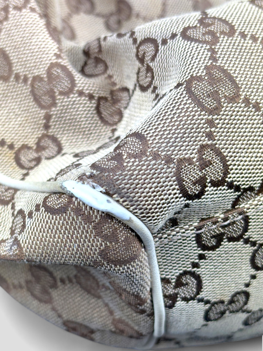 Gucci Sukey Tasche aus cremefarbenem GG-Canvas, ergänzt durch hochwertige Lederdetails und einen abnehmbaren Gucci-Anhänger