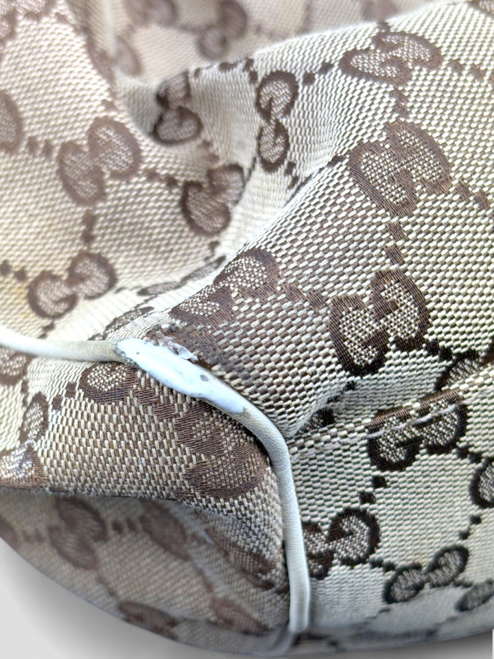 Gucci Sukey Tasche aus cremefarbenem GG-Canvas, ergänzt durch hochwertige Lederdetails und einen abnehmbaren Gucci-Anhänger