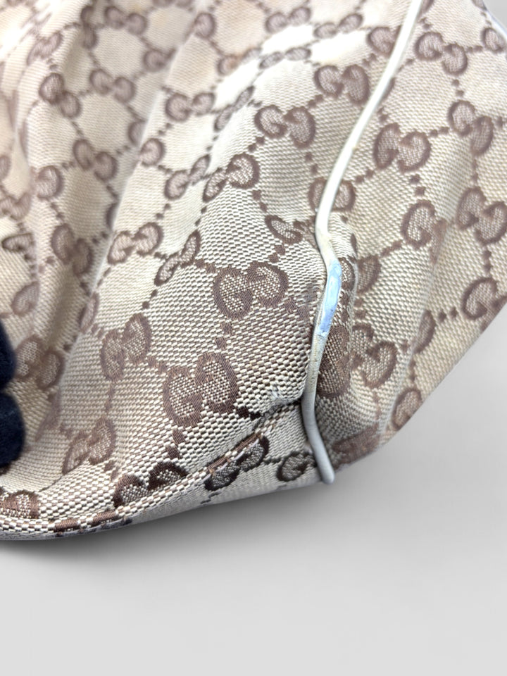 Gucci Sukey Tasche aus cremefarbenem GG-Canvas, ergänzt durch hochwertige Lederdetails und einen abnehmbaren Gucci-Anhänger