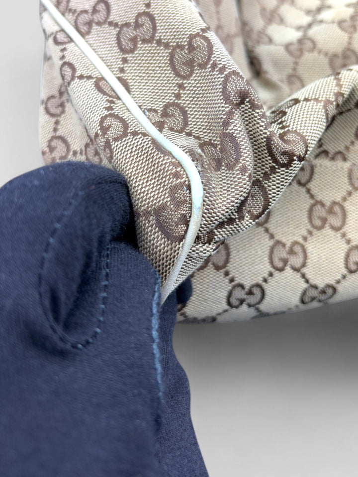 Gucci Sukey Tasche aus cremefarbenem GG-Canvas, ergänzt durch hochwertige Lederdetails und einen abnehmbaren Gucci-Anhänger