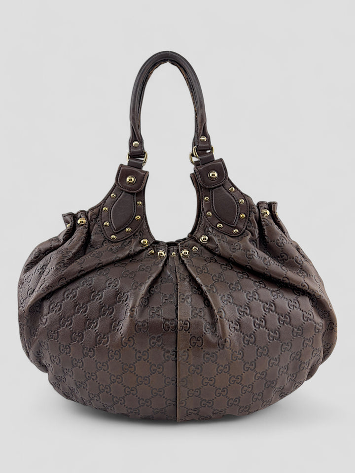 Gucci Sukey Tasche aus schokoladenbraunem Leder mit dezent eingeprägtem GG-Muster, goldfarbenen Nieten und raffiniertem Design. Elegant und geräumig