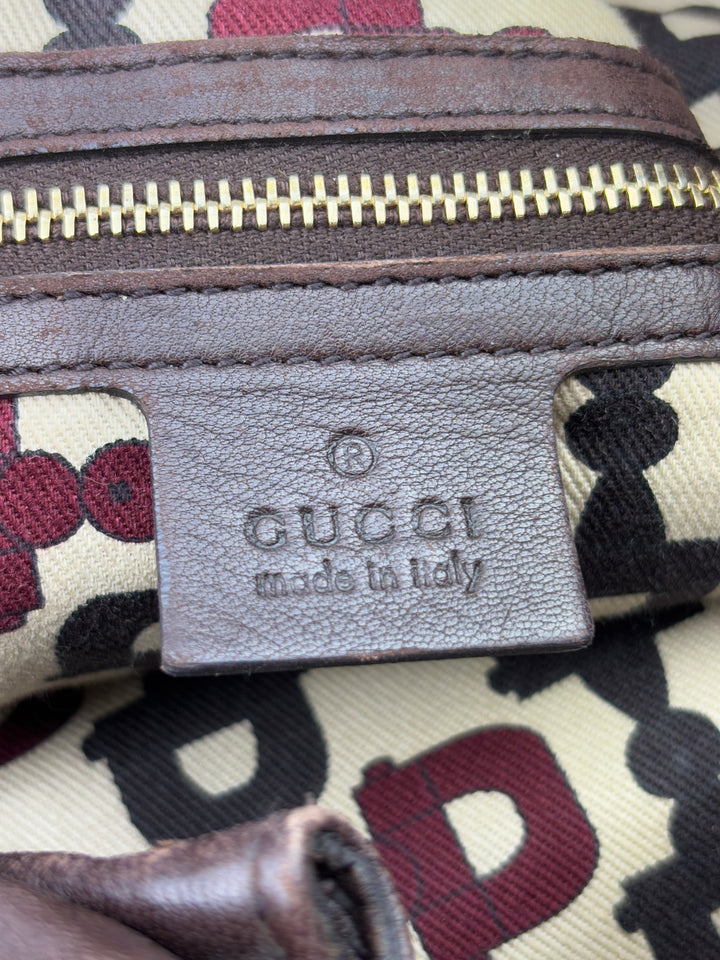 Gucci Sukey Tasche aus schokoladenbraunem Leder mit dezent eingeprägtem GG-Muster, goldfarbenen Nieten und raffiniertem Design. Elegant und geräumig