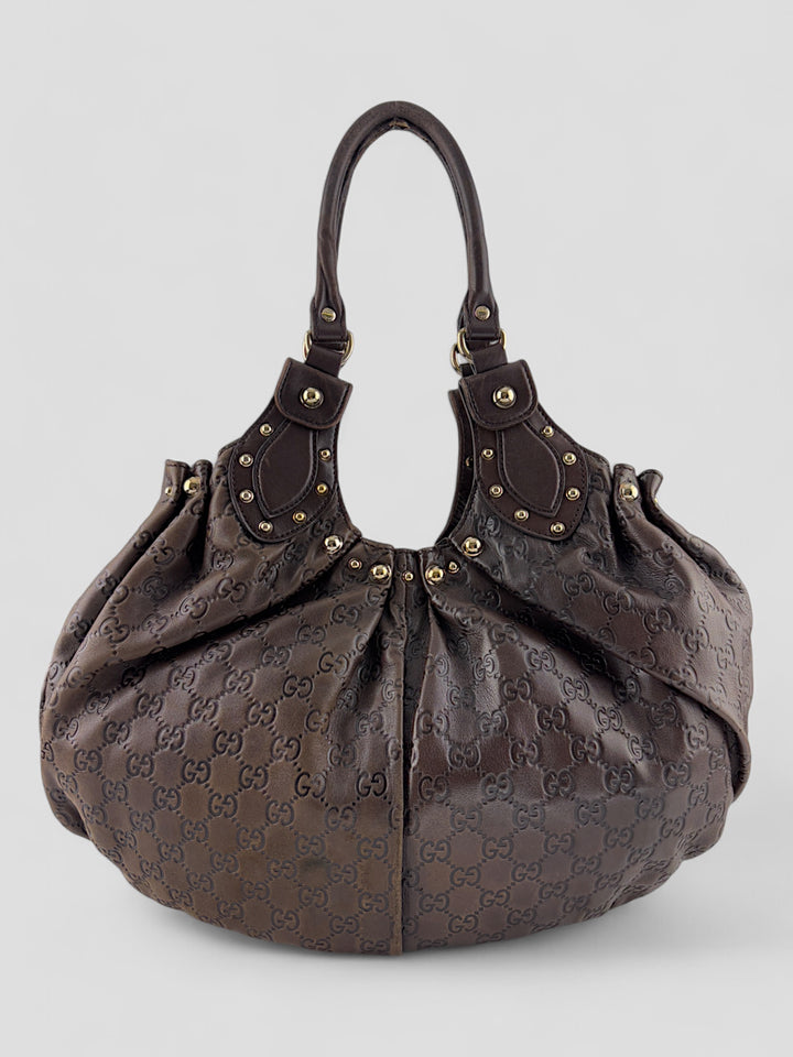 Gucci Sukey Tasche aus schokoladenbraunem Leder mit dezent eingeprägtem GG-Muster, goldfarbenen Nieten und raffiniertem Design. Elegant und geräumig
