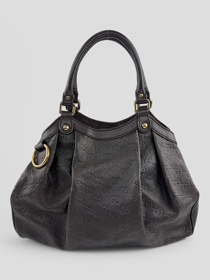 Gucci Sukkey Tasche aus geprägtem schwarzem Leder mit charakteristischem Gucci-Monogramm, Gucci Sukkey bag made of embossed black leather with iconic Gucci monogram