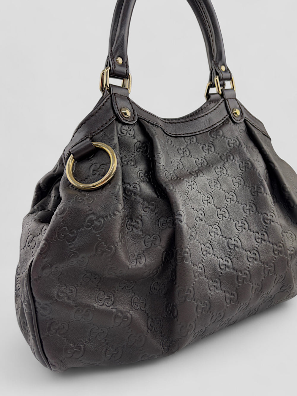 Gucci Sukkey Tasche aus geprägtem schwarzem Leder mit charakteristischem Gucci-Monogramm, Gucci Sukkey bag made of embossed black leather with iconic Gucci monogram