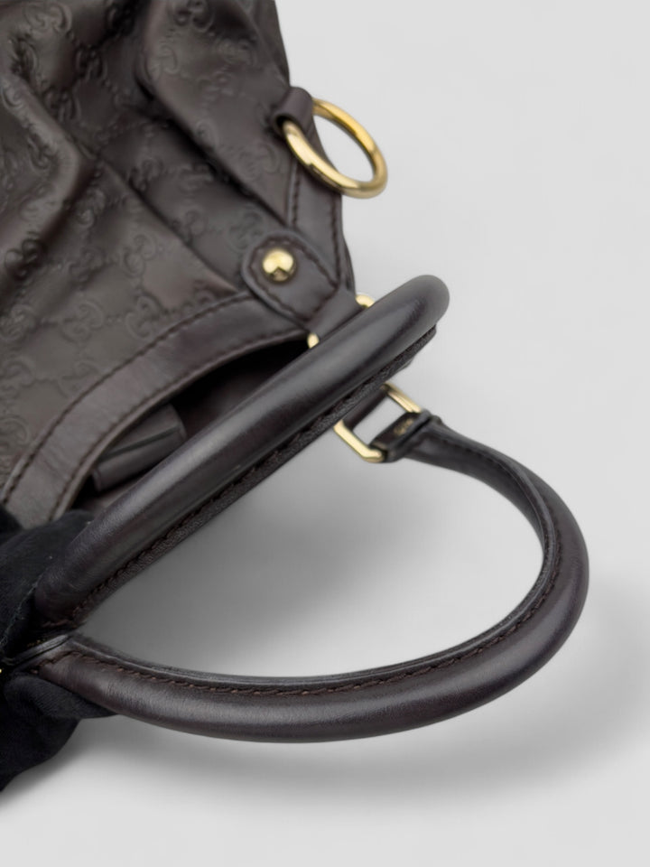 Gucci Sukkey Tasche aus geprägtem schwarzem Leder mit charakteristischem Gucci-Monogramm, Gucci Sukkey bag made of embossed black leather with iconic Gucci monogram