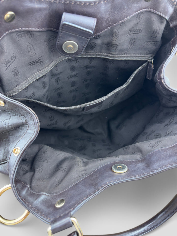 Gucci Sukkey Tasche aus geprägtem schwarzem Leder mit charakteristischem Gucci-Monogramm, Gucci Sukkey bag made of embossed black leather with iconic Gucci monogram