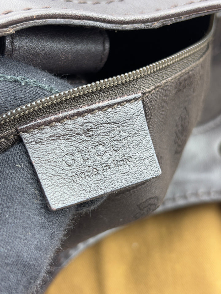 Gucci Sukkey Tasche aus geprägtem schwarzem Leder mit charakteristischem Gucci-Monogramm, Gucci Sukkey bag made of embossed black leather with iconic Gucci monogram