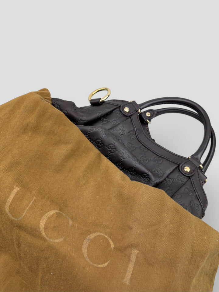 Gucci Sukkey Tasche aus geprägtem schwarzem Leder mit charakteristischem Gucci-Monogramm, Gucci Sukkey bag made of embossed black leather with iconic Gucci monogram