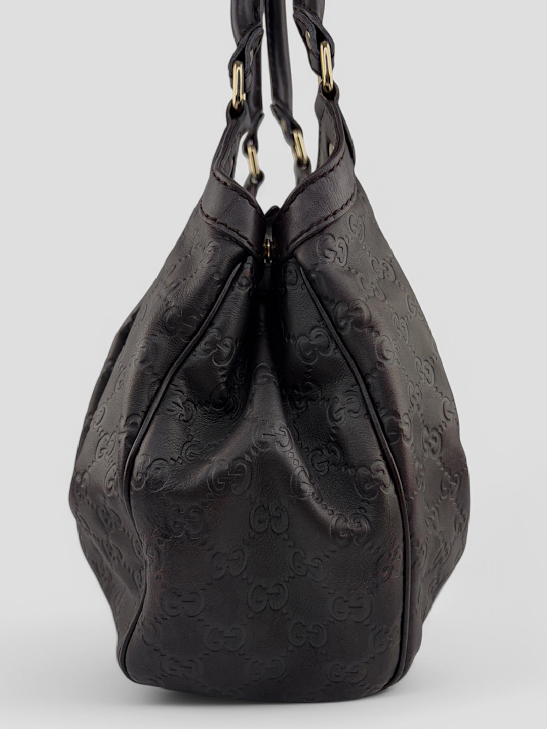 Gucci Sukkey Tasche aus geprägtem schwarzem Leder mit charakteristischem Gucci-Monogramm, Gucci Sukkey bag made of embossed black leather with iconic Gucci monogram