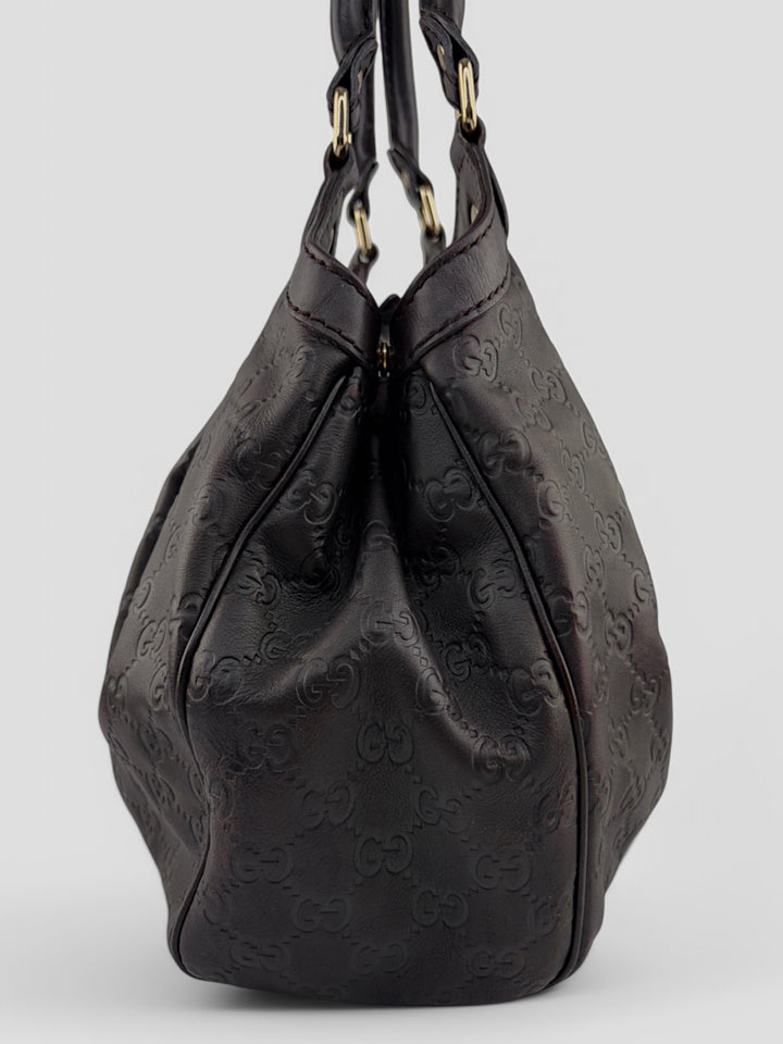 Gucci Sukkey Tasche aus geprägtem schwarzem Leder mit charakteristischem Gucci-Monogramm, Gucci Sukkey bag made of embossed black leather with iconic Gucci monogram