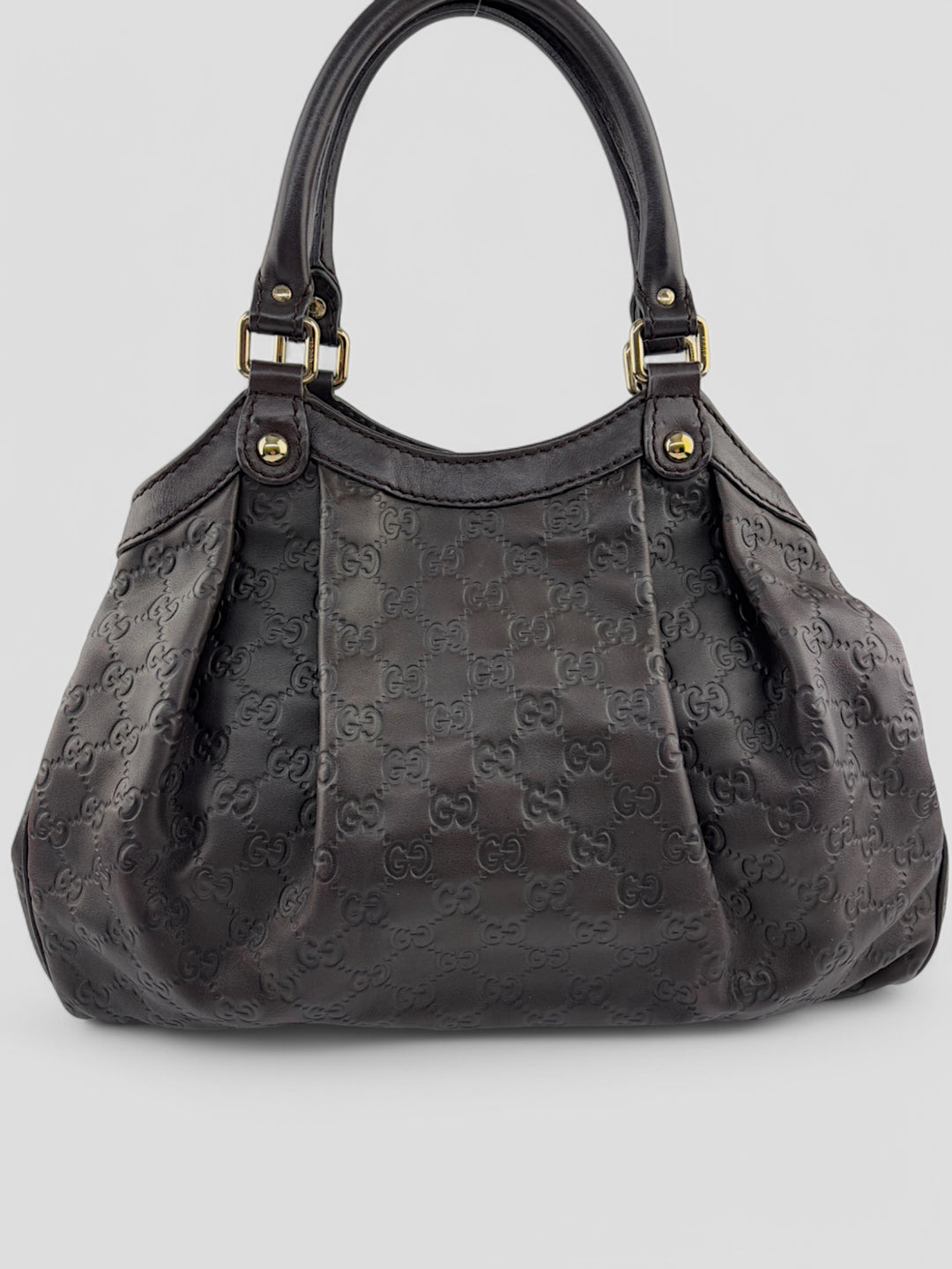 Gucci Sukkey Tasche aus geprägtem schwarzem Leder mit charakteristischem Gucci-Monogramm, Gucci Sukkey bag made of embossed black leather with iconic Gucci monogram