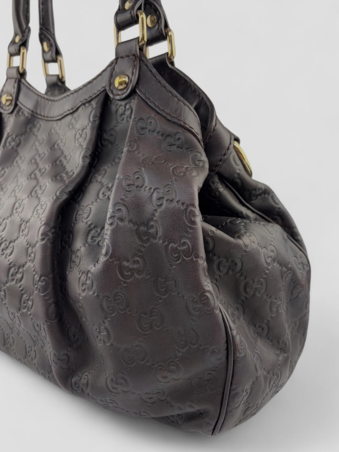 Gucci Sukkey Tasche aus geprägtem schwarzem Leder mit charakteristischem Gucci-Monogramm, Gucci Sukkey bag made of embossed black leather with iconic Gucci monogram
