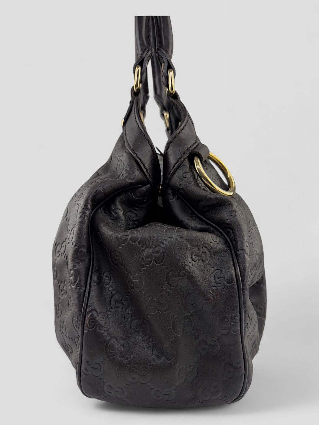Gucci Sukkey Tasche aus geprägtem schwarzem Leder mit charakteristischem Gucci-Monogramm, Gucci Sukkey bag made of embossed black leather with iconic Gucci monogram