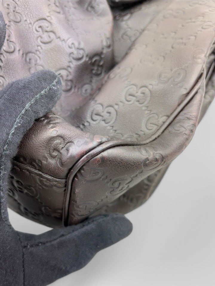 Gucci Sukkey Tasche aus geprägtem schwarzem Leder mit charakteristischem Gucci-Monogramm, Gucci Sukkey bag made of embossed black leather with iconic Gucci monogram