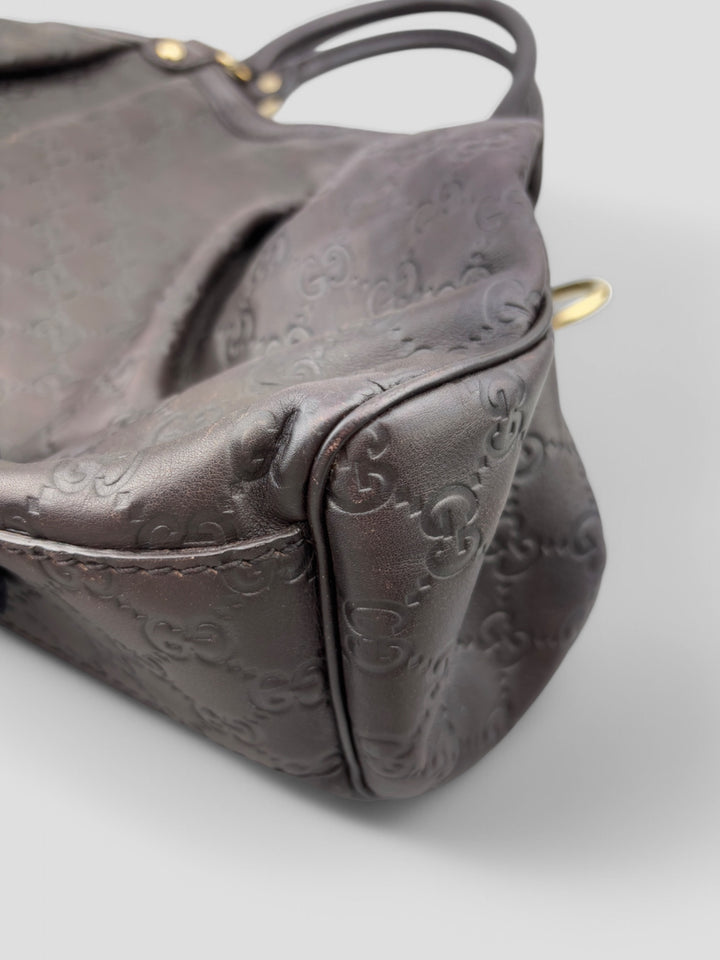 Gucci Sukkey Tasche aus geprägtem schwarzem Leder mit charakteristischem Gucci-Monogramm, Gucci Sukkey bag made of embossed black leather with iconic Gucci monogram