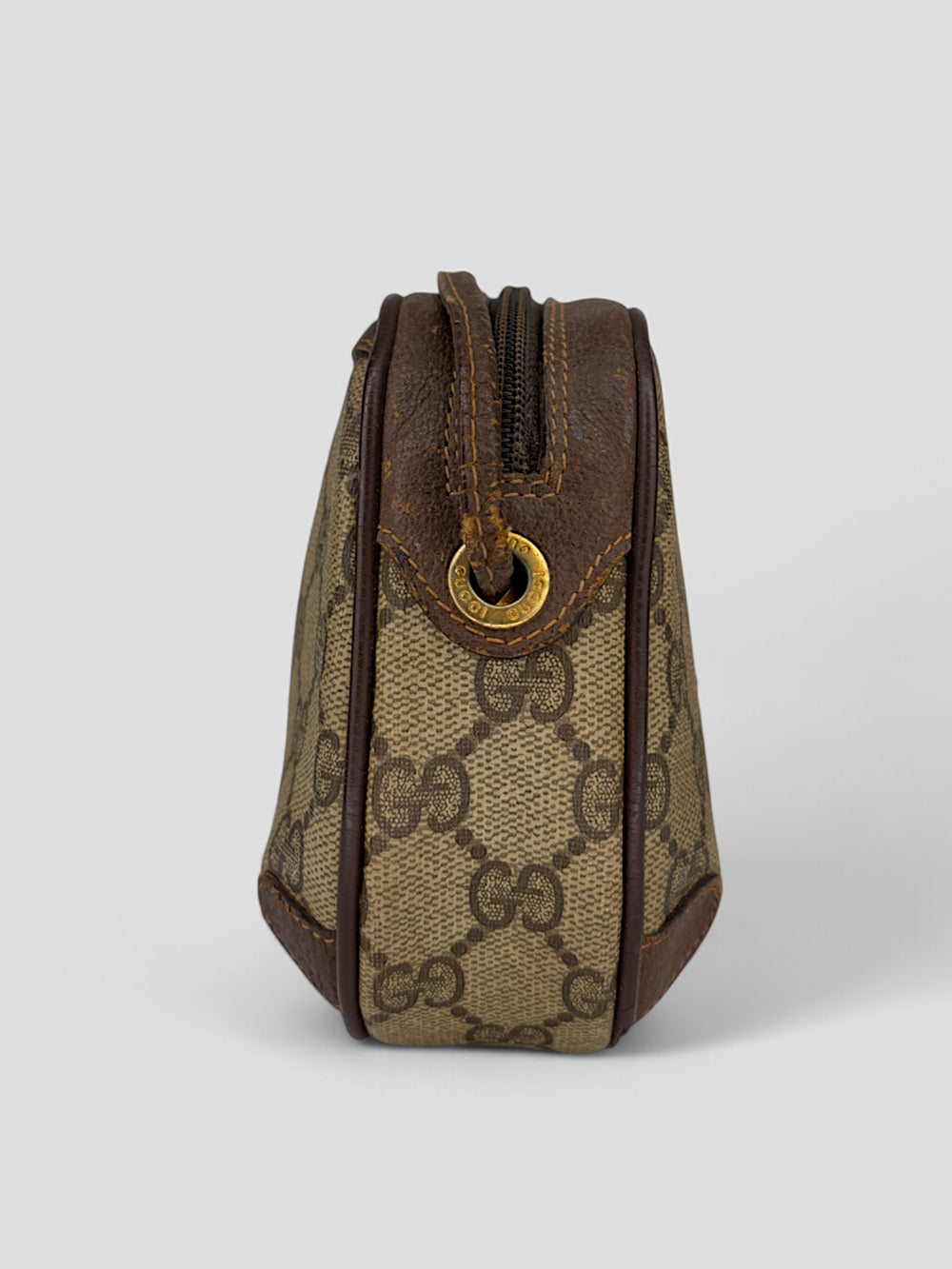 Gucci Vintage Herren Tasche aus beigem GG-Canvas mit braunen Lederakzenten und grün-rotem Webdetail. Kompakt und stilvoll
