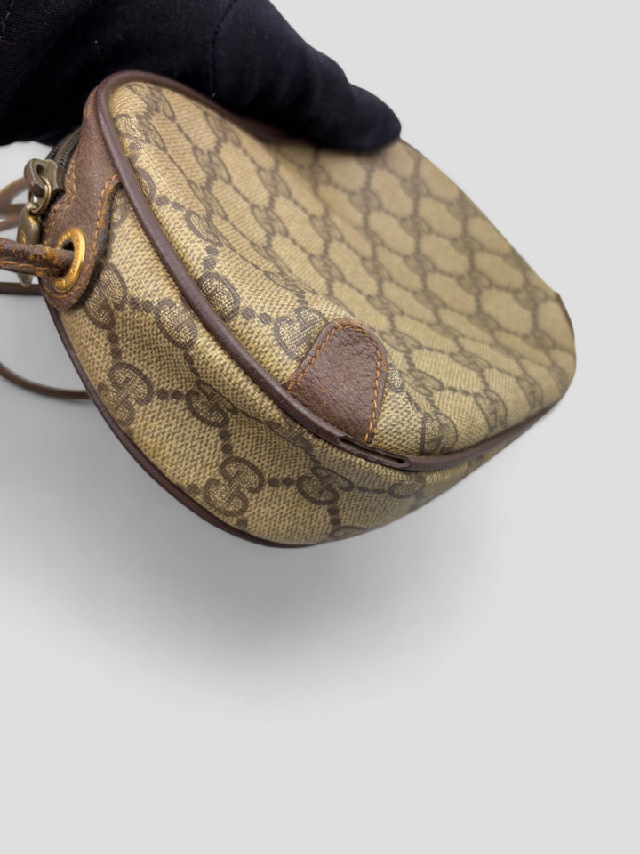 Gucci Vintage Herren Tasche aus beigem GG-Canvas mit braunen Lederakzenten und grün-rotem Webdetail. Kompakt und stilvoll