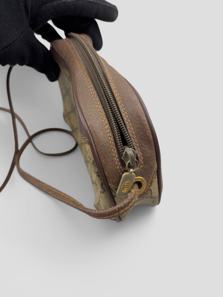 Gucci Vintage Herren Tasche aus beigem GG-Canvas mit braunen Lederakzenten und grün-rotem Webdetail. Kompakt und stilvoll