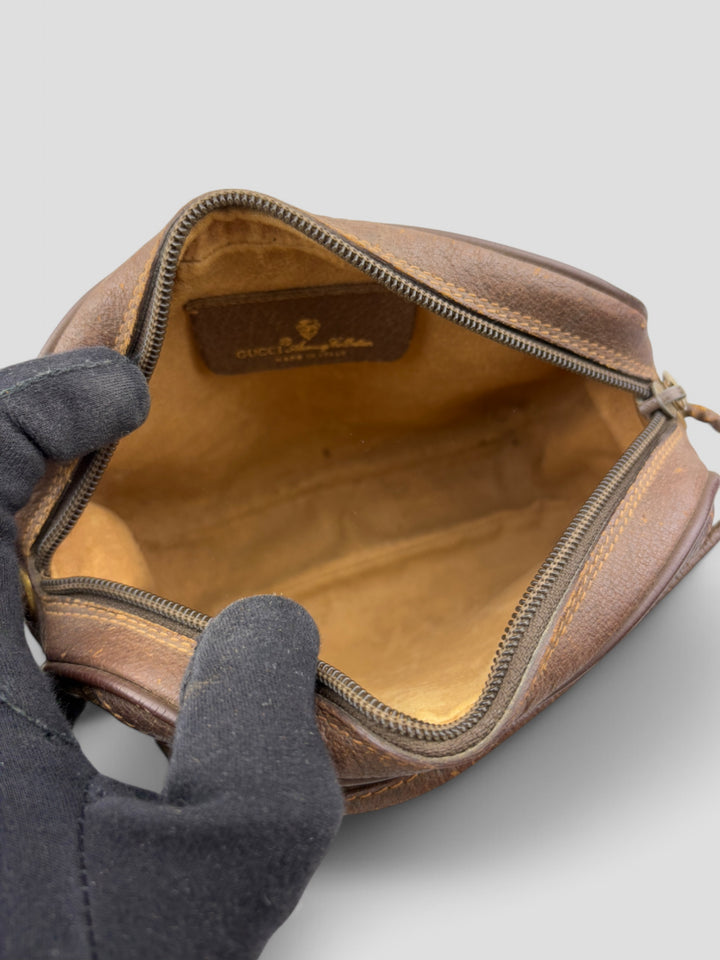 Gucci Vintage Herren Tasche aus beigem GG-Canvas mit braunen Lederakzenten und grün-rotem Webdetail. Kompakt und stilvoll