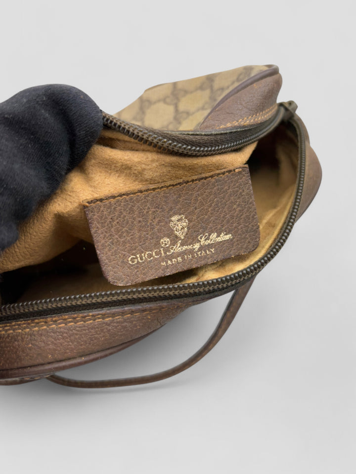 Gucci Vintage Herren Tasche aus beigem GG-Canvas mit braunen Lederakzenten und grün-rotem Webdetail. Kompakt und stilvoll