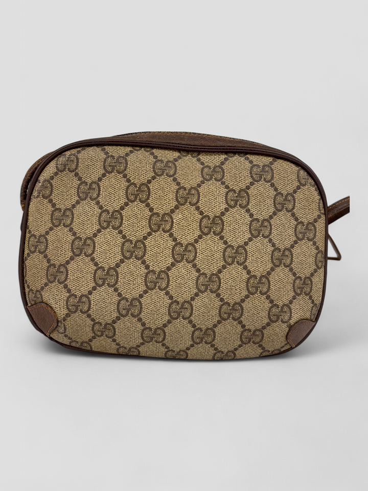 Gucci Vintage Herren Tasche aus beigem GG-Canvas mit braunen Lederakzenten und grün-rotem Webdetail. Kompakt und stilvoll