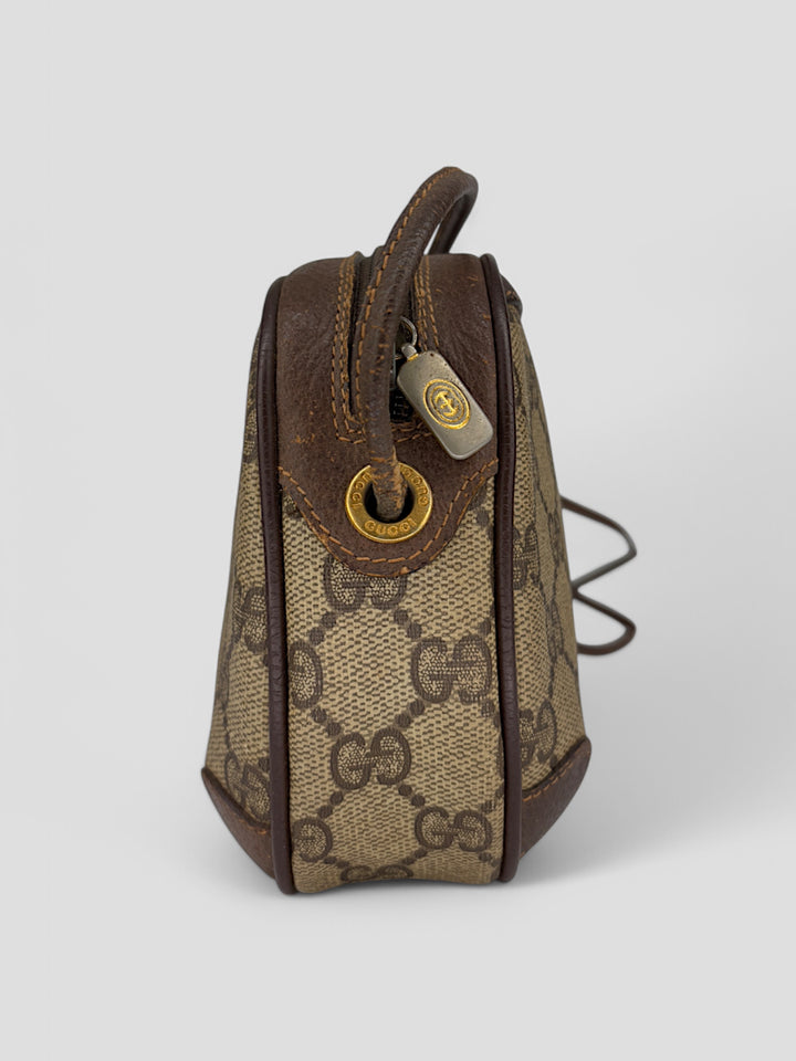 Gucci Vintage Herren Tasche aus beigem GG-Canvas mit braunen Lederakzenten und grün-rotem Webdetail. Kompakt und stilvoll