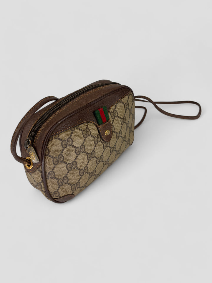 Gucci Vintage Herren Tasche aus beigem GG-Canvas mit braunen Lederakzenten und grün-rotem Webdetail. Kompakt und stilvoll
