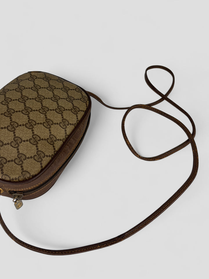 Gucci Vintage Herren Tasche aus beigem GG-Canvas mit braunen Lederakzenten und grün-rotem Webdetail. Kompakt und stilvoll