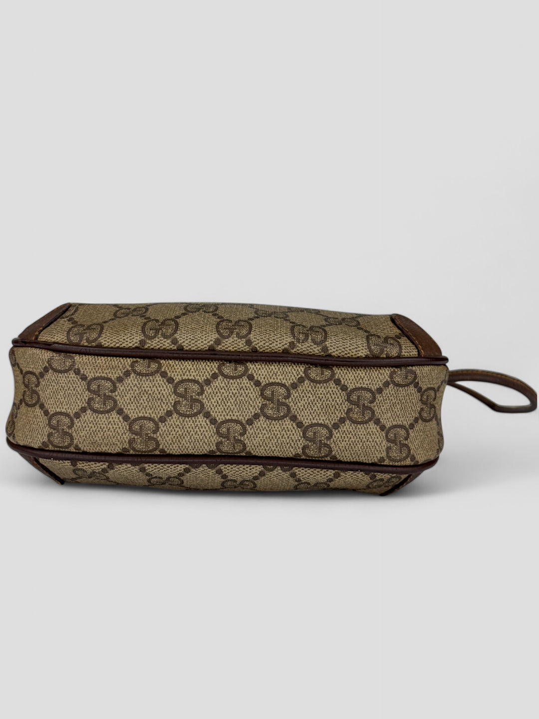 Gucci Vintage Herren Tasche aus beigem GG-Canvas mit braunen Lederakzenten und grün-rotem Webdetail. Kompakt und stilvoll