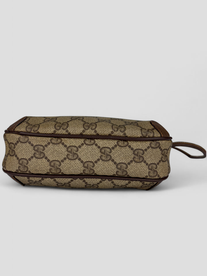 Gucci Vintage Herren Tasche aus beigem GG-Canvas mit braunen Lederakzenten und grün-rotem Webdetail. Kompakt und stilvoll