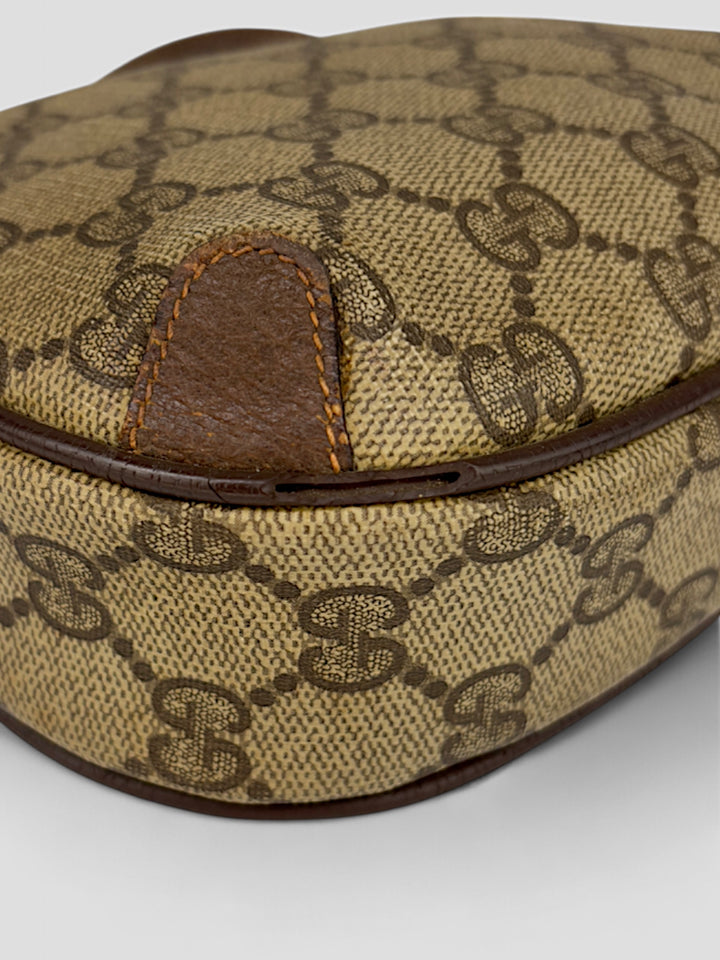 Gucci Vintage Herren Tasche aus beigem GG-Canvas mit braunen Lederakzenten und grün-rotem Webdetail. Kompakt und stilvoll