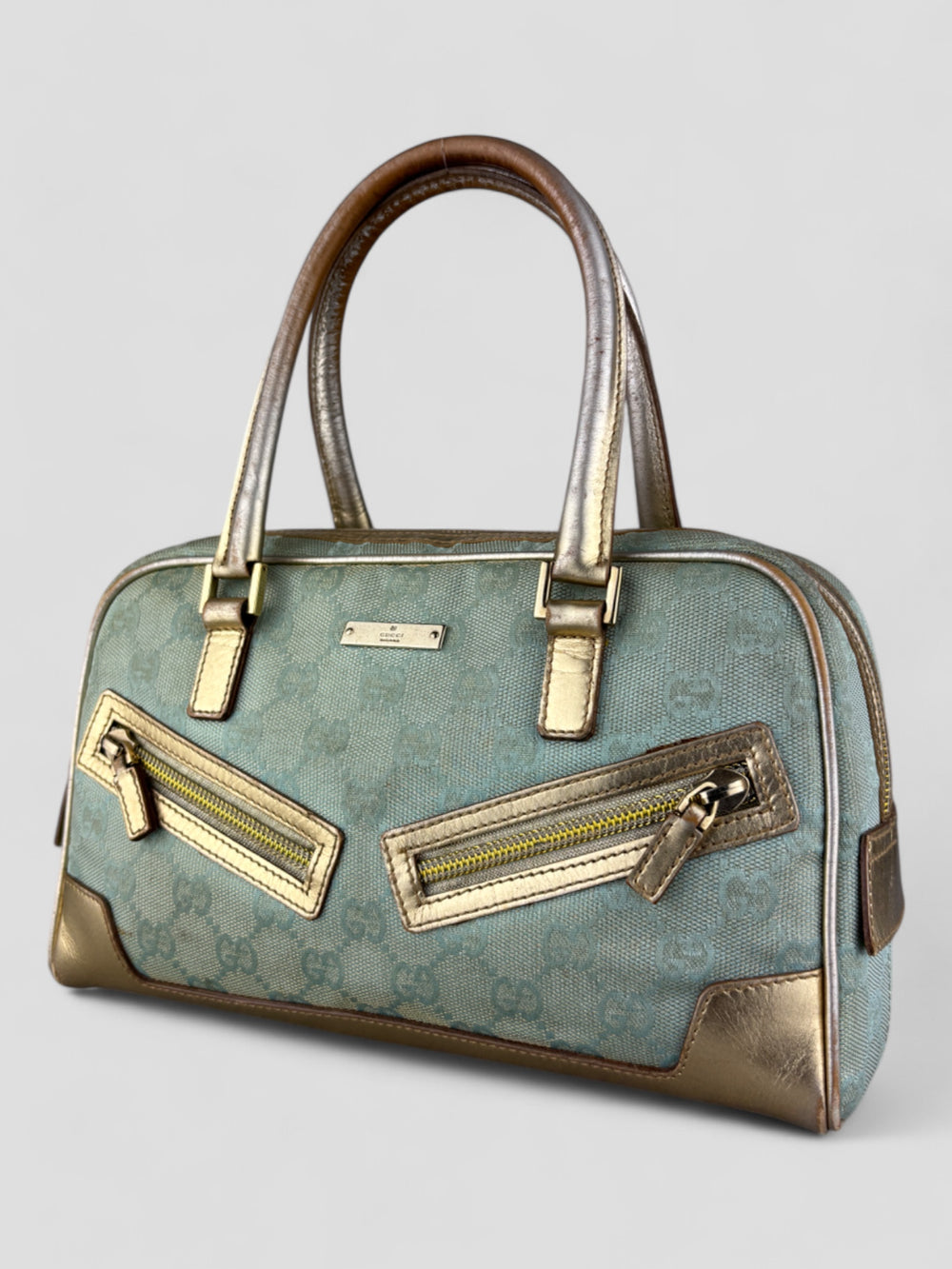 Gucci Vintage Tasche aus hellblauem Canvas mit goldfarbenen Akzenten und zwei markanten Reißverschlusstaschen auf der Vorderseite